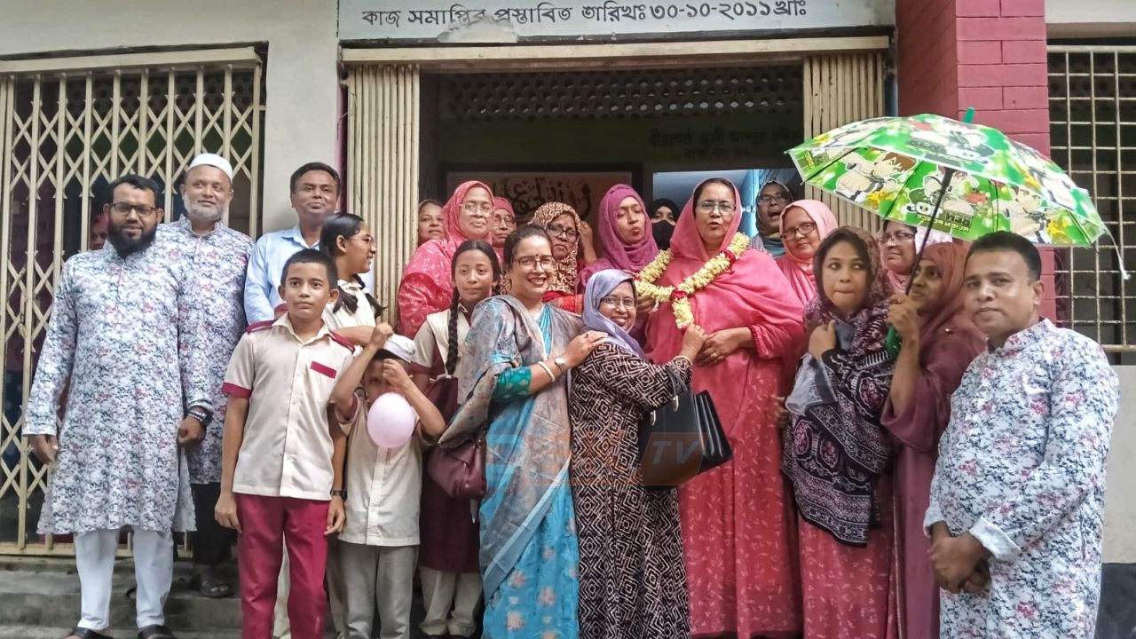 ৩৯ বছরের শিক্ষকতা রাজকীয় সম্মানে শিক্ষিকার বিদায় 