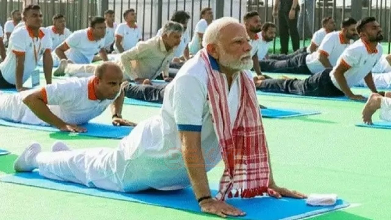 কলকাতায় রাস্তা আটকে মোদির যোগব্যায়াম