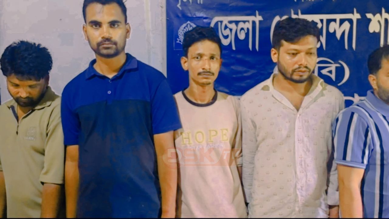 নোয়াখালীতে আবাসিক হোটেলে অভিযান, অসা'মাজিক কার্যকলাপের অভিযোগে ১৪ তরুণ-তরুণী গ্রে'প্তার ‎
