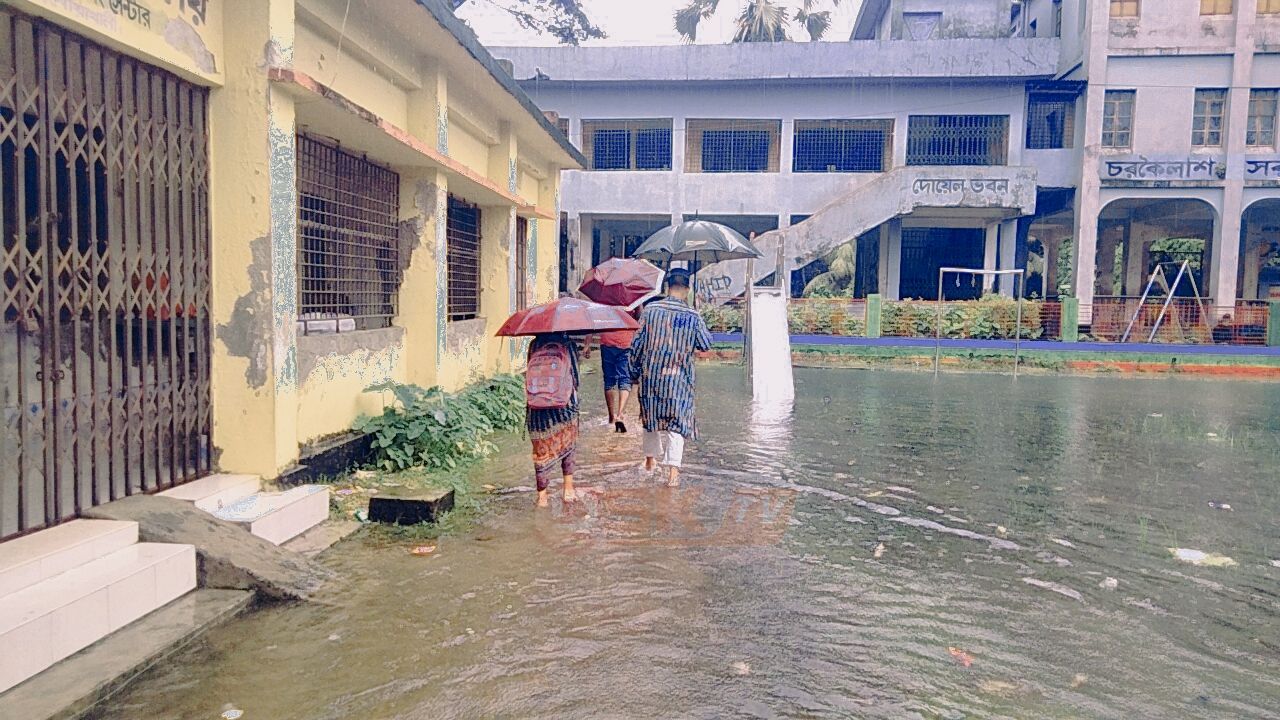 &lrmনোয়াখালী হাতিয়ায় জোয়ারের পানি-ভারী বর্ষণে উপকূল বিপর্যস্ত &lrm