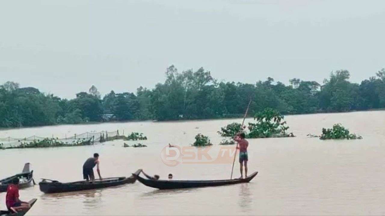 মেয়েদের নিয়ে আশ্রয়ে যাচ্ছিলেন বাবা, নৌকা উল্টে ভেসে গেল ২ মেয়ে