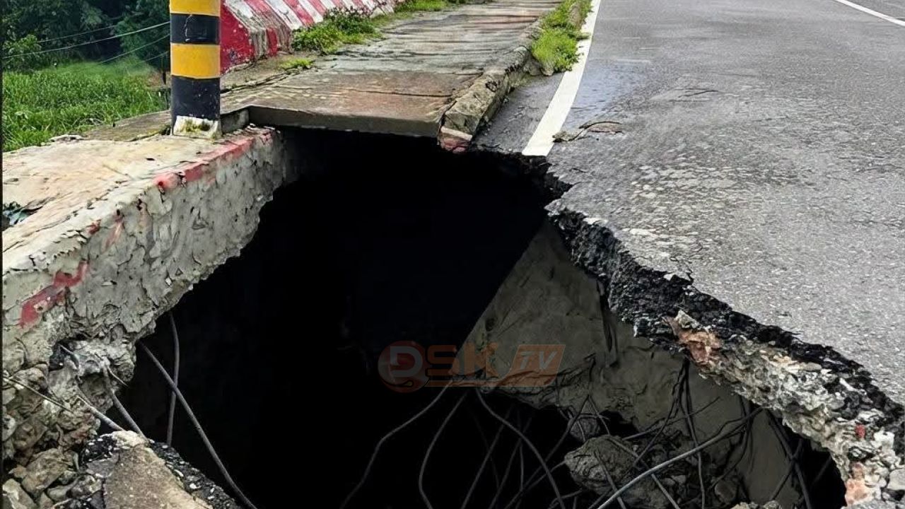 মতলব সেতুর অ্যাপ্রোচ সড়ক ভেঙে সুরঙ্গ, জনমনে আ'তঙ্ক 