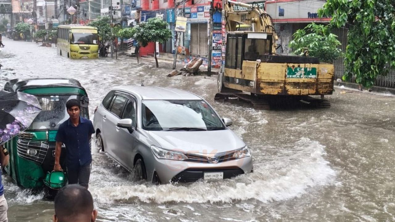টানা বৃষ্টিতে জলমগ্ন রাজধানী, চরম ভোগা'ন্তিতে নগরবাসী
