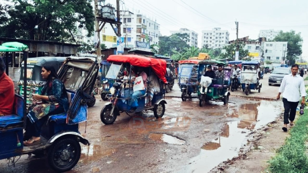 নোয়াখালী পৌরসভা একদিনেই উঠে গেলো নতুন সড়কের পিচ
