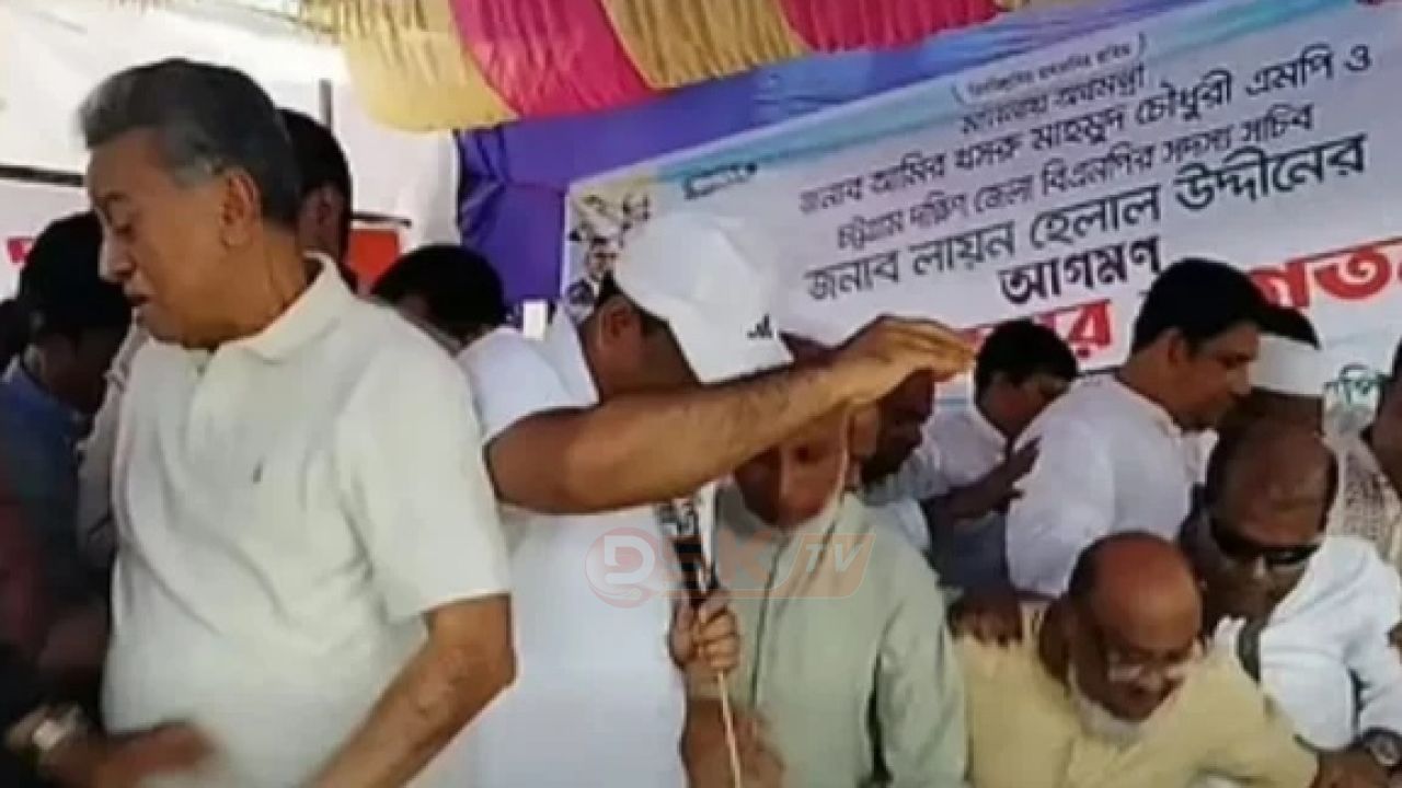 নেতা-কর্মীদের ভিড়ে মঞ্চ ধস, অল্পের জন্য রক্ষা অর্থমন্ত্রী আমির খসরু