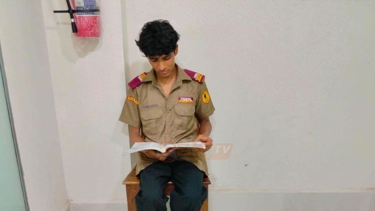 বাবাকে হারিয়েও থামেনি ইকনের লড়াই, রাতে এটিএম বুথে চাকরি, সকালে এইচএসসি পরীক্ষা