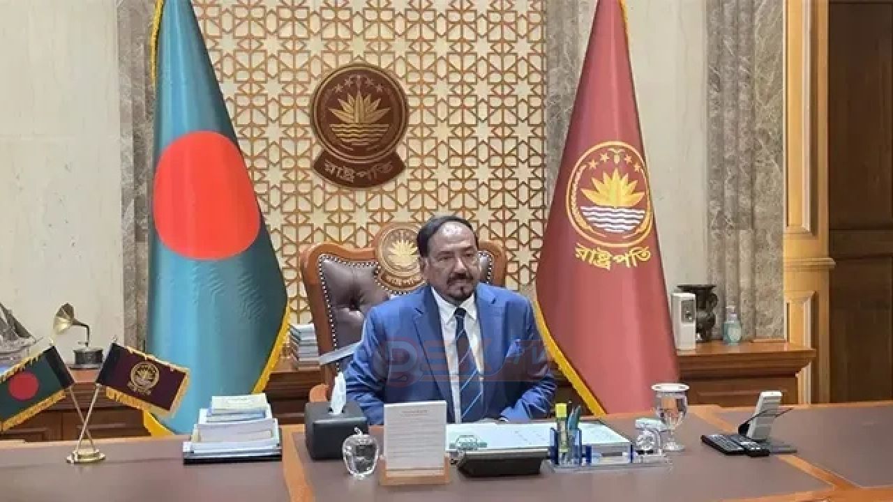 বঙ্গভবনে কার্যক্রম শুরু ভারপ্রাপ্ত প্রেসিডেন্টের