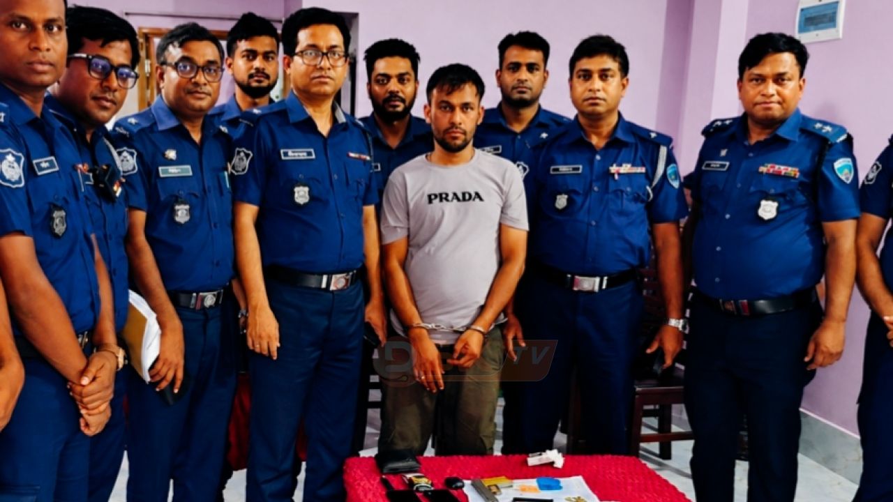 নোয়াখালীতে প্রবাসীর স্ত্রীকে পি'প্তল ঠেকিয়ে চাঁ'দাবাজি, গ্রেপ্তার-১