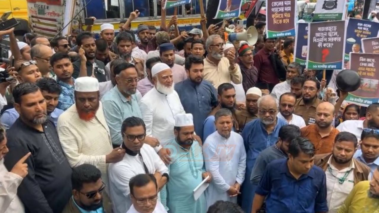 সচিবালয়ের সামনে ১১-দলীয় ঐক্যের অবস্থান, পুলিশি বাধায় ধা'ক্কাধা'ক্কি