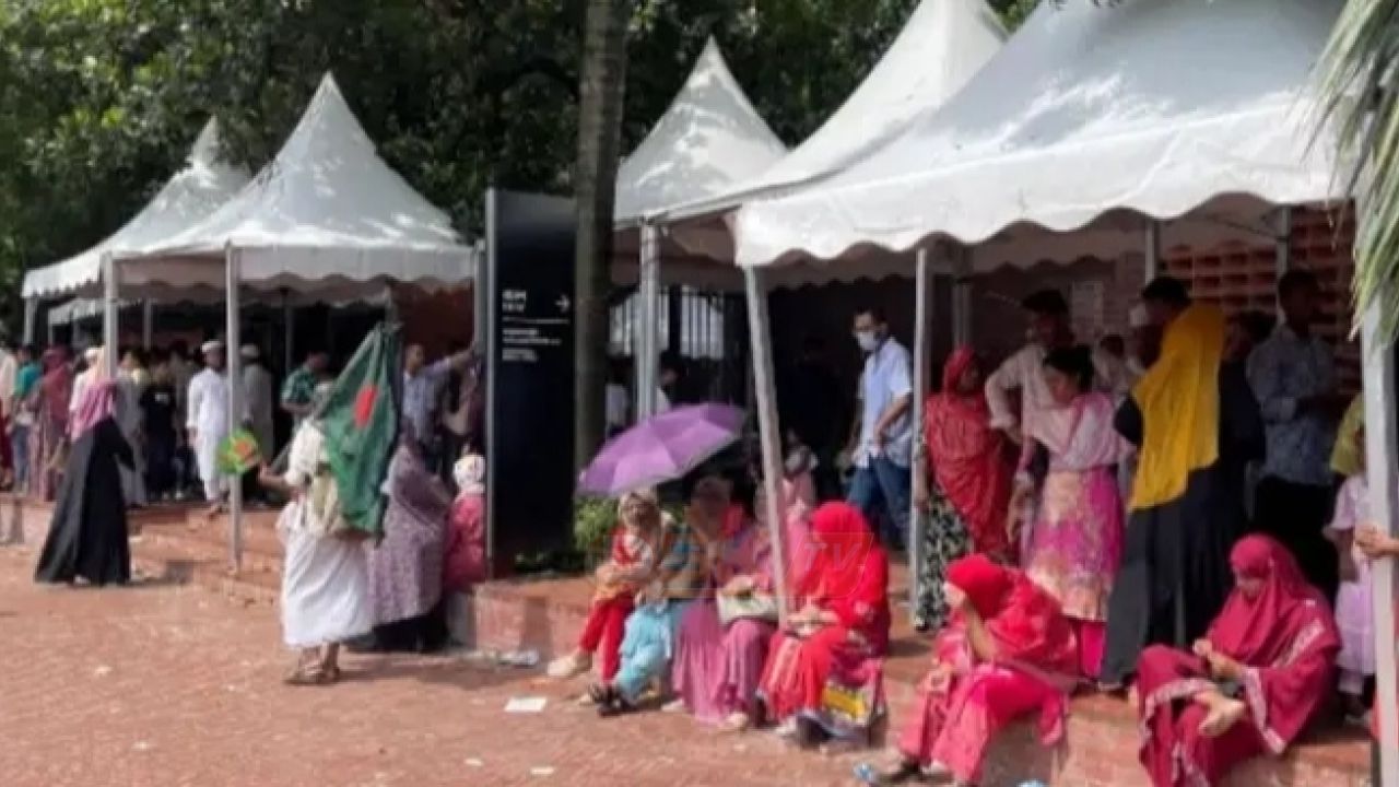 ছুটির দিনে জুলাই স্মৃতি জাদুঘরে দর্শনার্থীদের ভো'গান্তি, দীর্ঘ অপেক্ষায় ক্ষো'ভ।