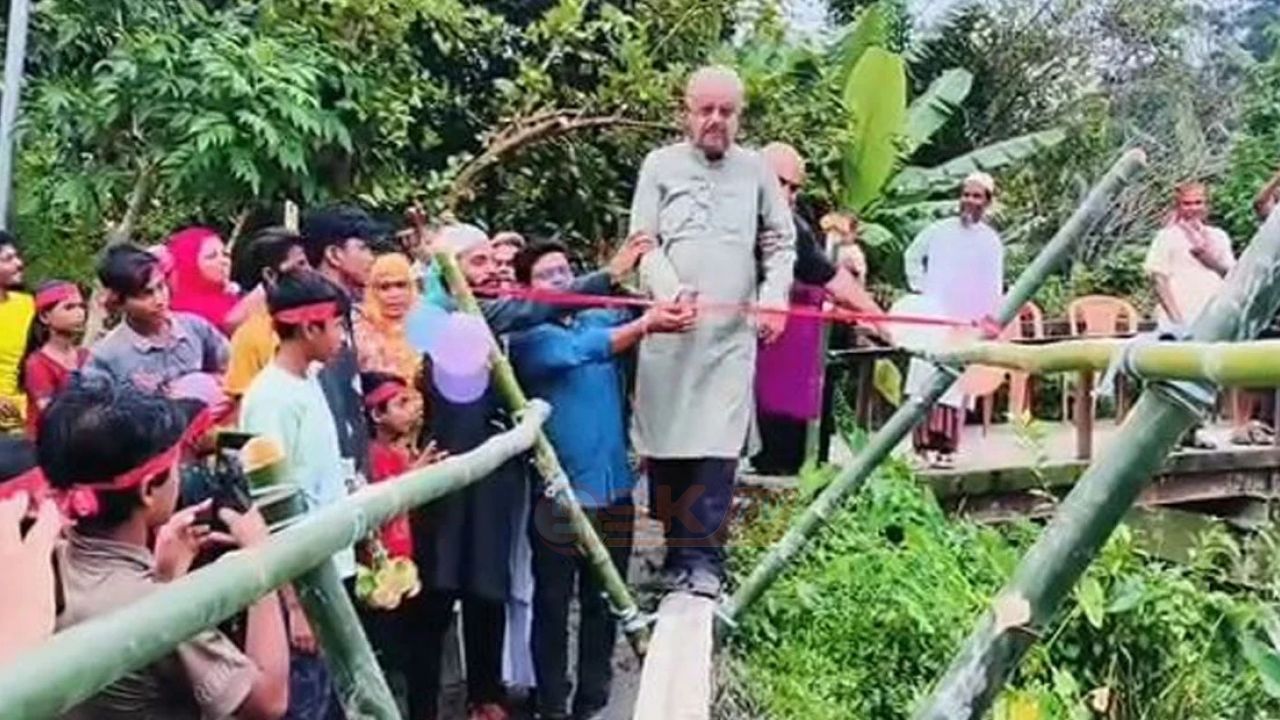 লাল ফিতা কেটে বাঁশের সাঁকো উদ্বোধন বিএনপি নেতার
