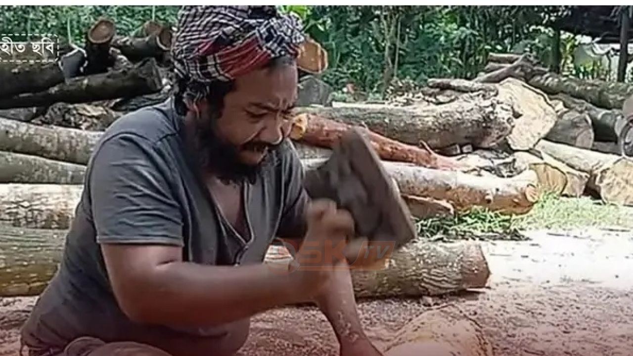মায়ের মুখে খাবার তুলে দিতে গাছের ছাল ছাড়ান অন্ধ মোখলেস