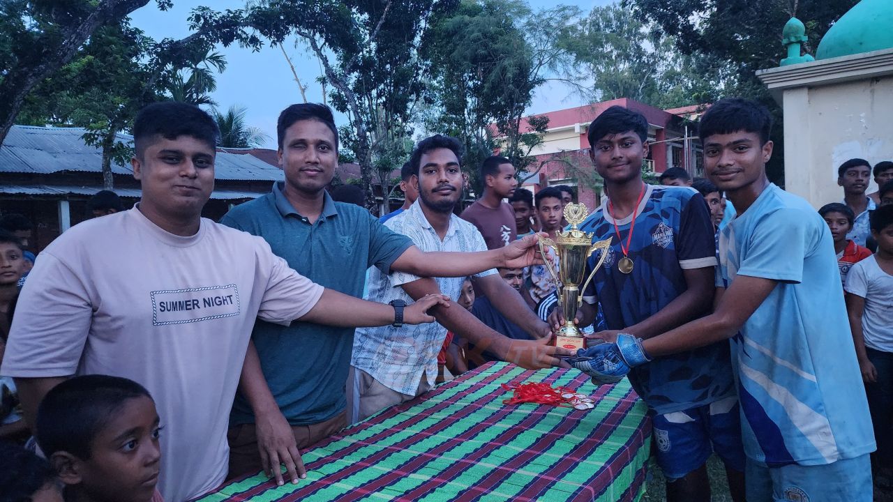 জুলাই অভ্যুত্থান স্মৃতি প্রীতি ফুটবল ম্যাচ সম্পন্ন উলিপুর