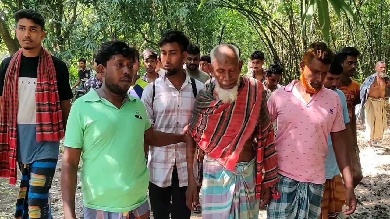 বিএসএফের হাতে বাংলাদেশি কৃষক আটক, প্রতিবাদে দুই ভারতীয় কৃষককে আটক গ্রামবাসীর