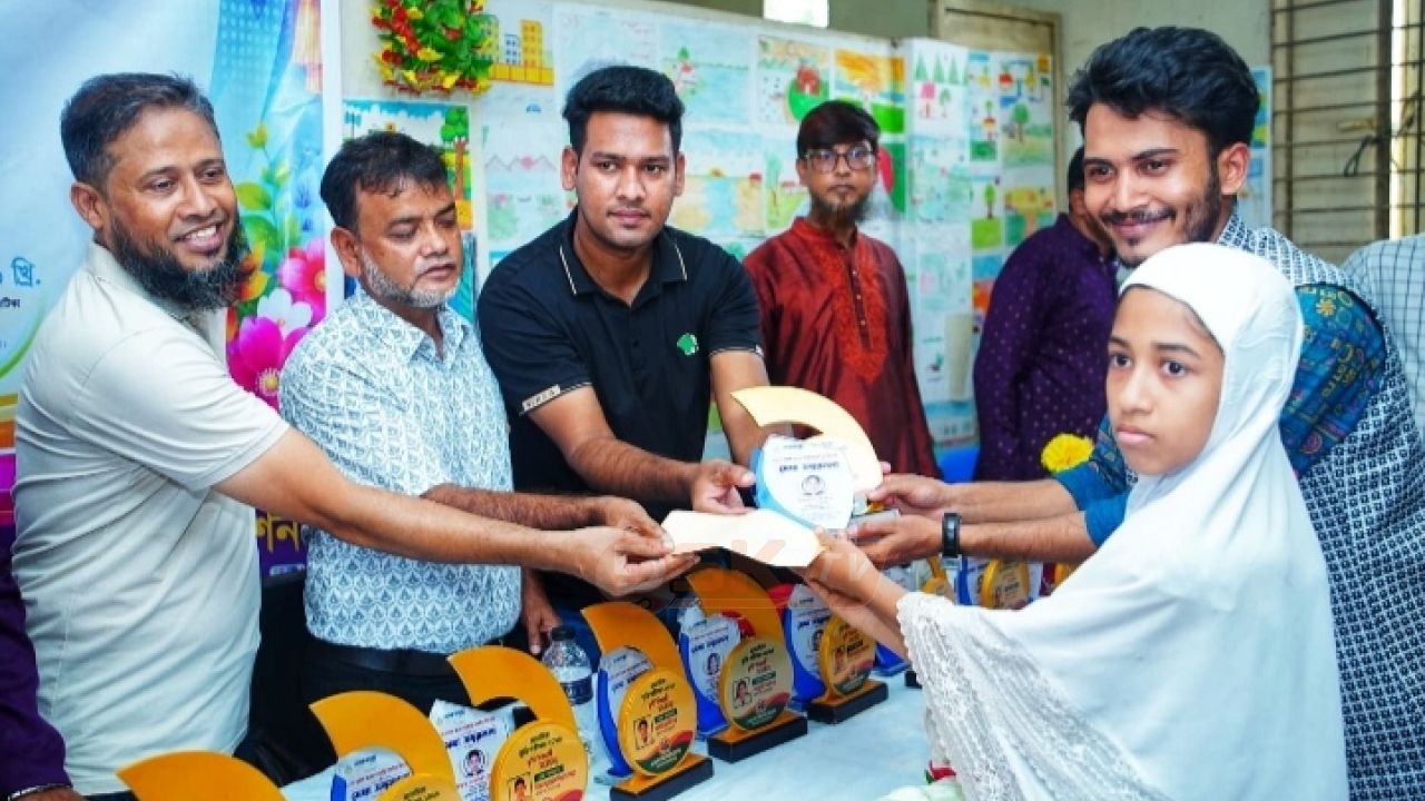 মতলব মডেল সপ্রাবিতে কৃতি শিক্ষার্থী ও গুণীজনদের সংবর্ধনা