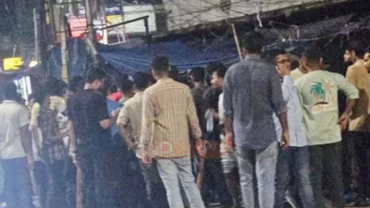 নিউমার্কেটের ফুটপাতে দোকান বসানো নিয়ে যুবদল-ছাত্রদলের সংঘ'র্ষ, আ'হত ১২