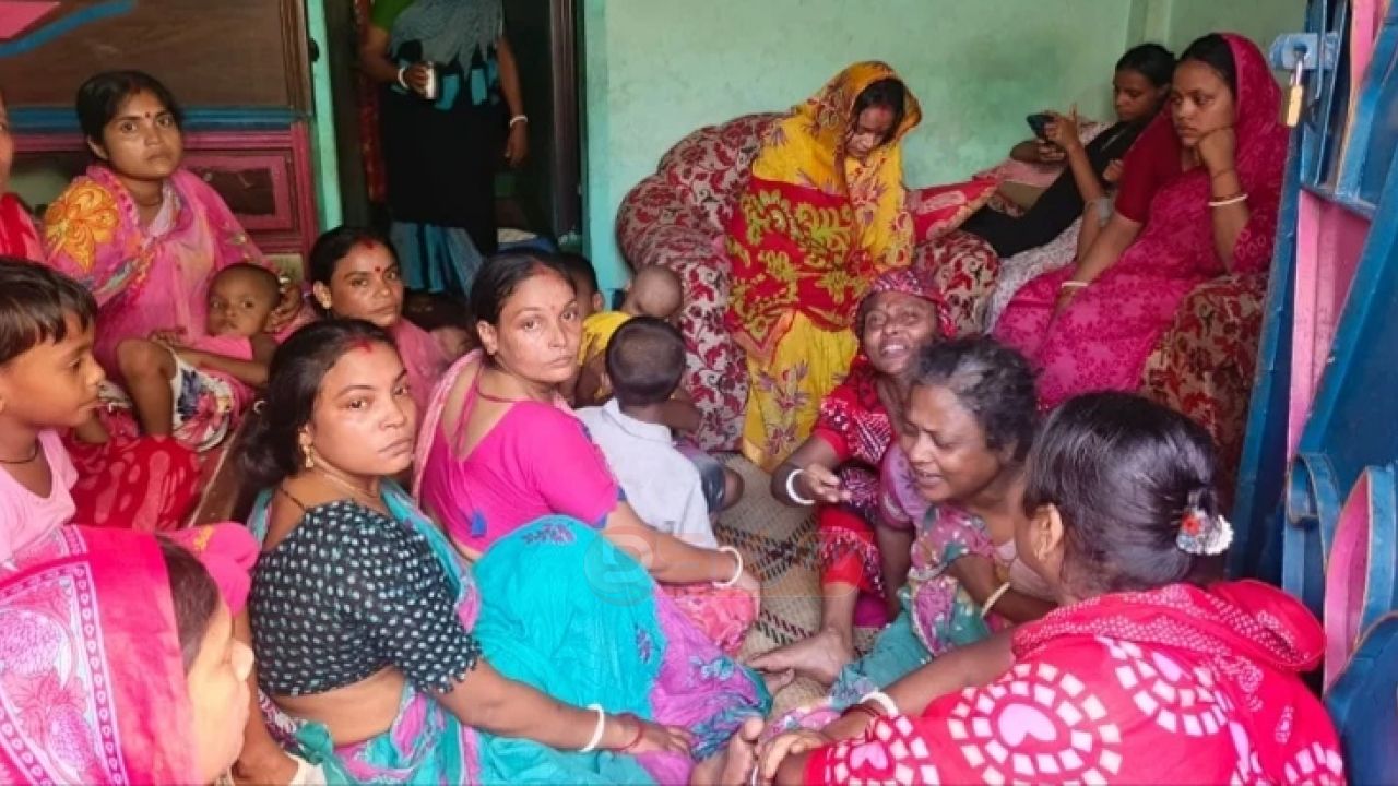 সাত মাসের অন্তঃসত্ত্বা স্ত্রীকে রেখে পলাশের মৃ'ত্যু, থেমে গেল পরিবারের স্বপ্ন
