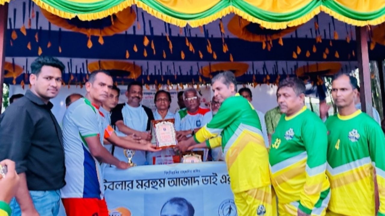 মতলবে সাবেক ফুটবলার আজাদের স্মরণে সোনালী অতীত ক্লাবের প্রীতি ফুটবল ম্যাচ