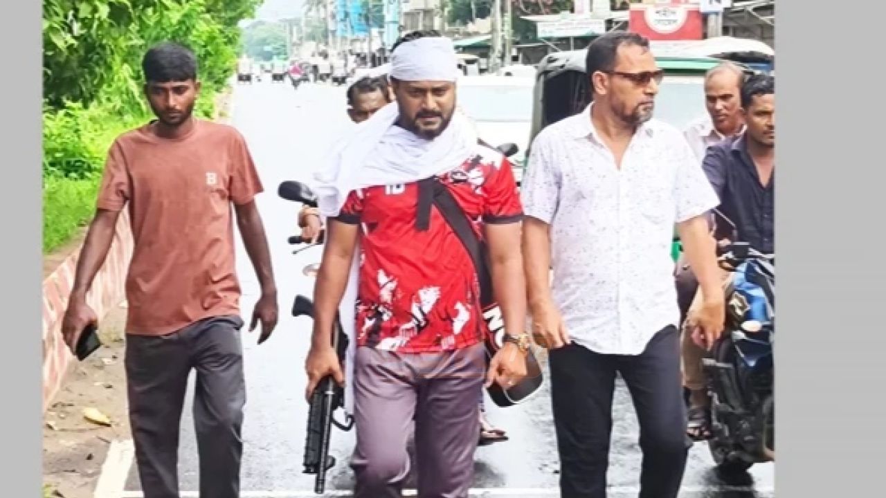 অ'স্ত্র হাতে ভাইরাল সেই ছাত্রদল নেতাকে মুচলেকা নিয়ে ছেড়ে দিল পুলিশ