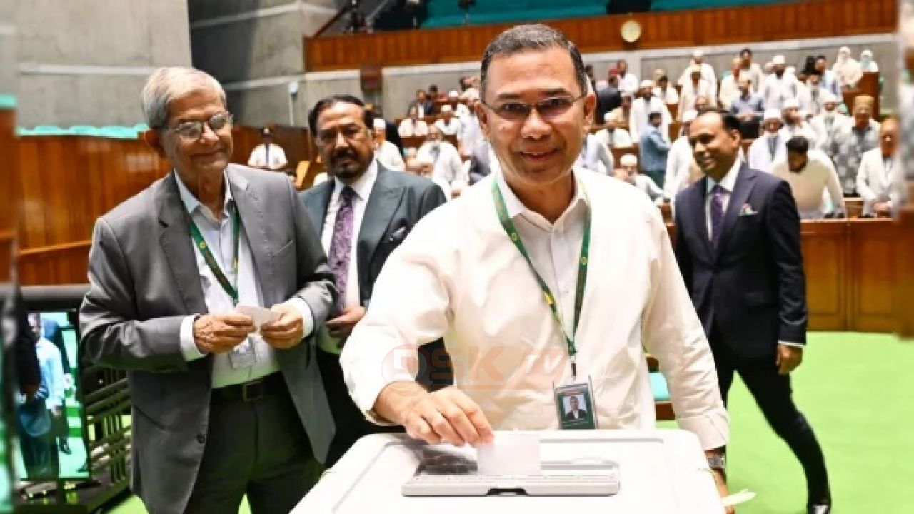 মির্জা ফখরুলকে সঙ্গে নিয়ে ভোট দিলেন প্রধানমন্ত্রী 