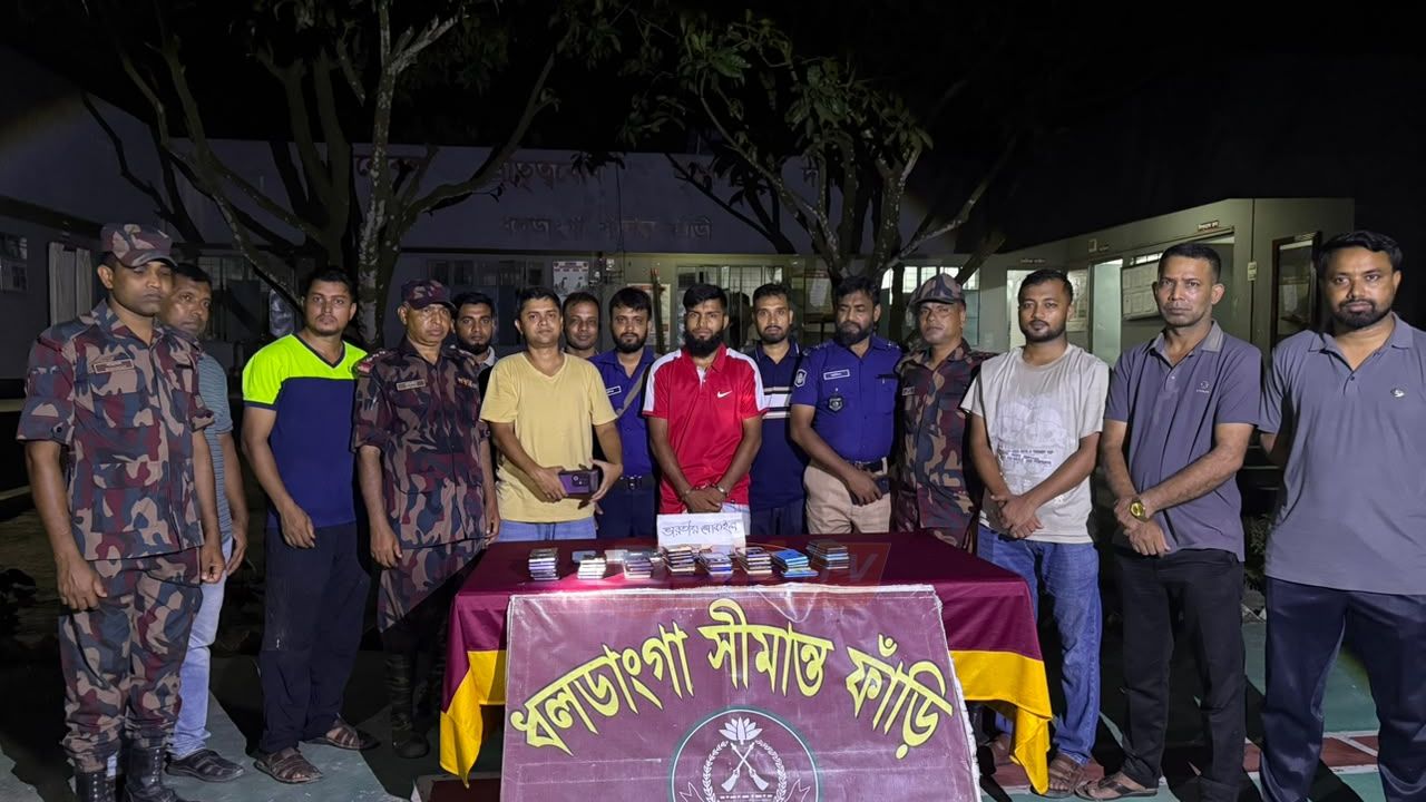 ভূরুঙ্গামারীতে এএসপি মুনতাসির মামুনের নেতৃত্বে সফল যৌথ অভিযান: ৫৫টি ভারতীয় চোরাই মোবাইলসহ আটক ১
