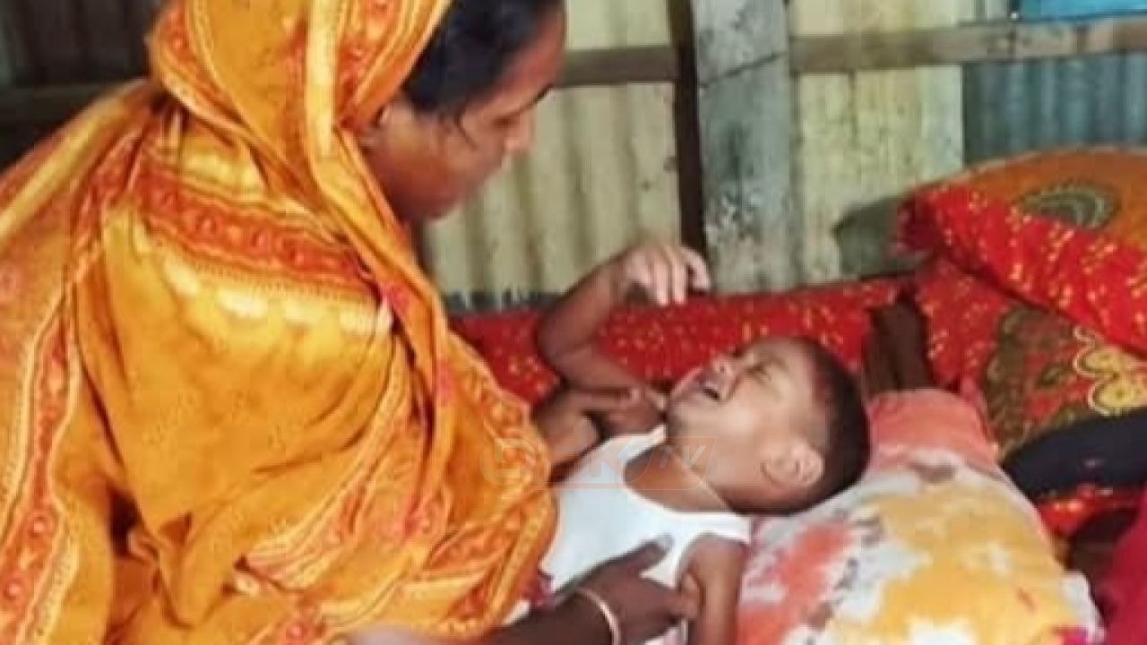 বাবা, আমাকে বাঁচাও”—টাকার অভাবে বন্ধ আড়াই বছরের তাওসিফের চিকিৎসা