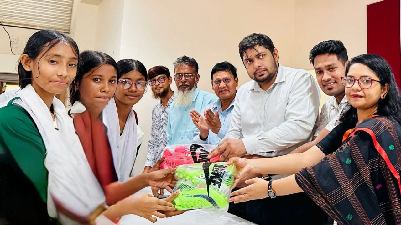 মতলব দক্ষিণে ৮৩২ জন শিক্ষার্থী পেলেন ফুটবল বুট