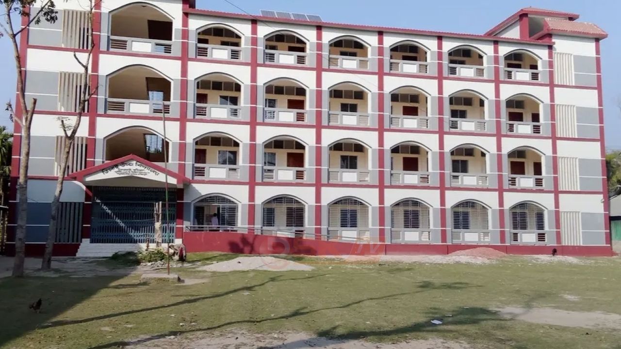  ভূরুঙ্গামারীর তিলাই উচ্চ বিদ্যালয়ে হরিলুট, প্রধান শিক্ষকের দুর্নীতির বিরুদ্ধে ইউএনও বরাবর লিখিত অভিযোগ