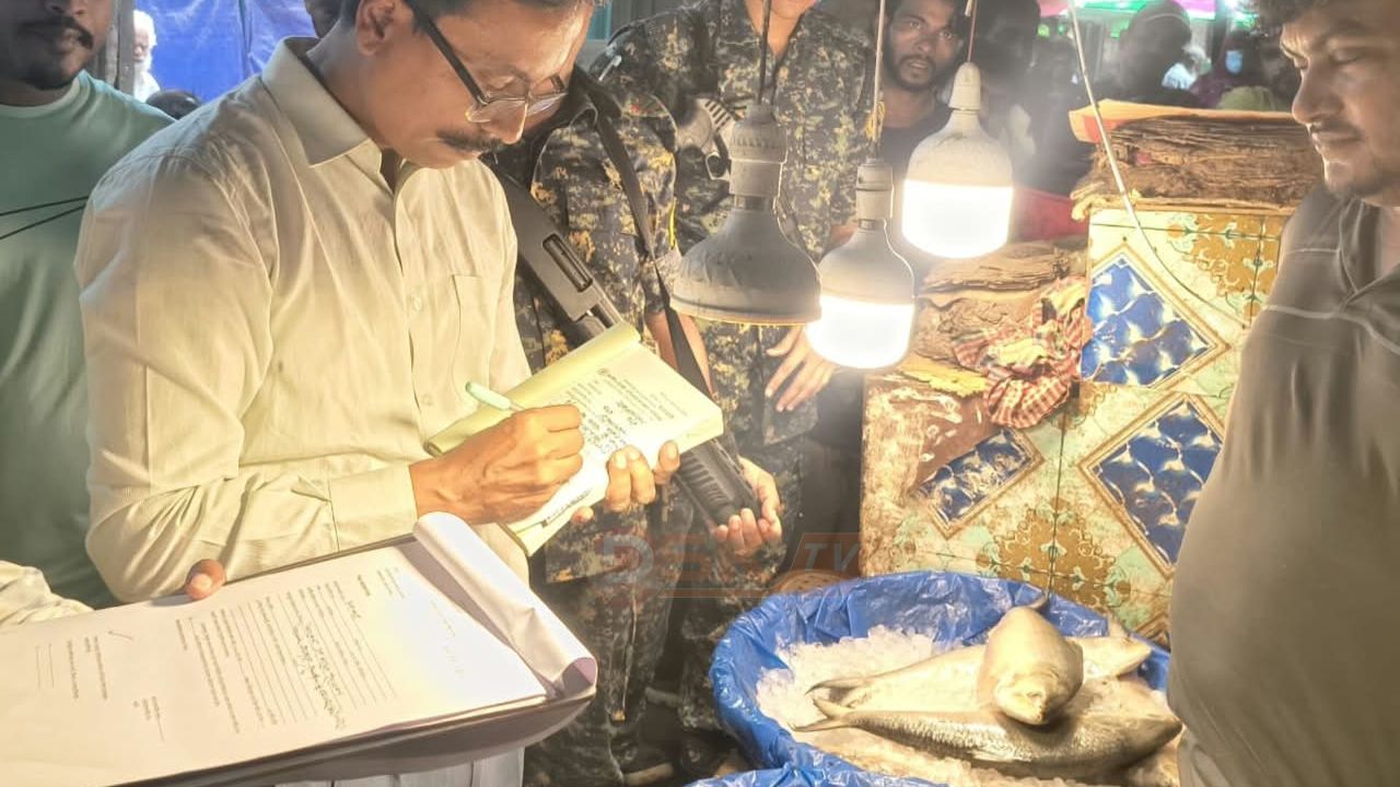 ব্রাহ্মণবাড়িয়ায় ওজনে কারচুপির দায়ে ইলিশ মাছ বিক্রেতাকে লাখ টাকা জরিমানা