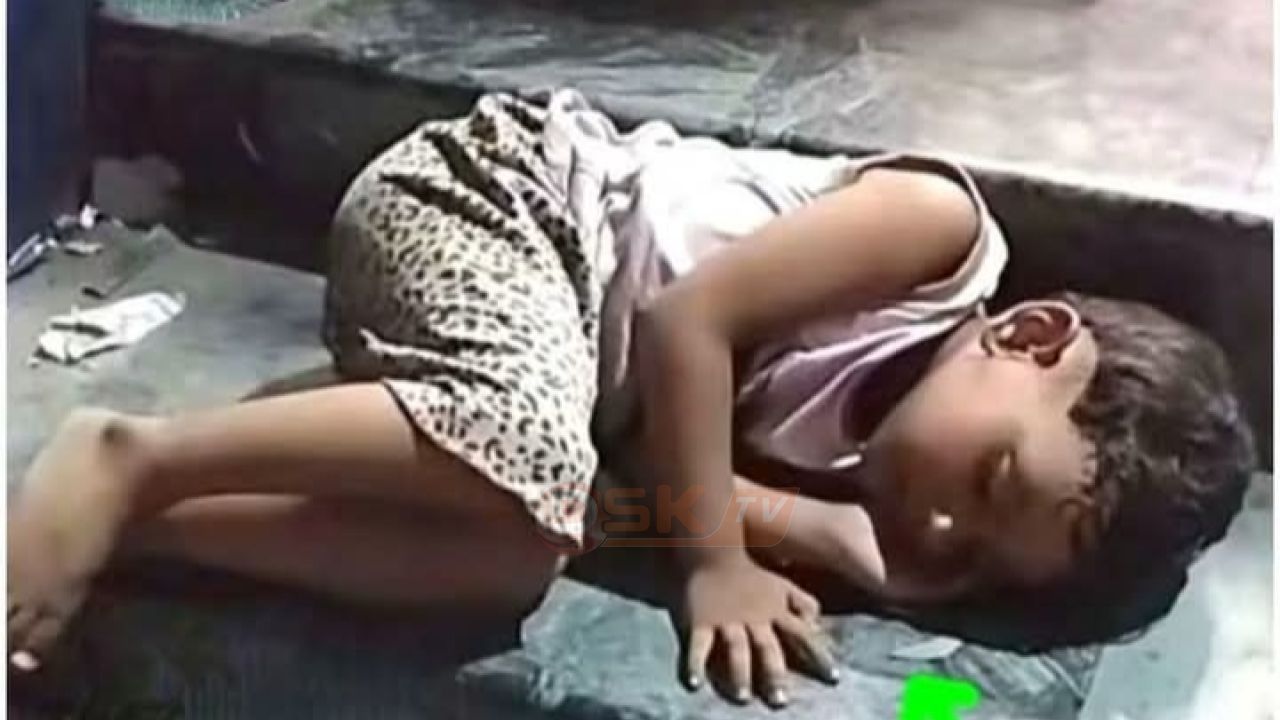 ধুলোবালিতে রাত কাটছে নিষ্পাপ শিশুটির, অপেক্ষা শুধু আপনজনের কাছে ফেরার!