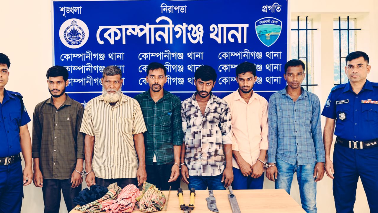 ডাকাতির আগেই পুলিশের অভিযান, প্রাইভেটকারে মিলল রামদা-চাপাতি আট'ক ৬