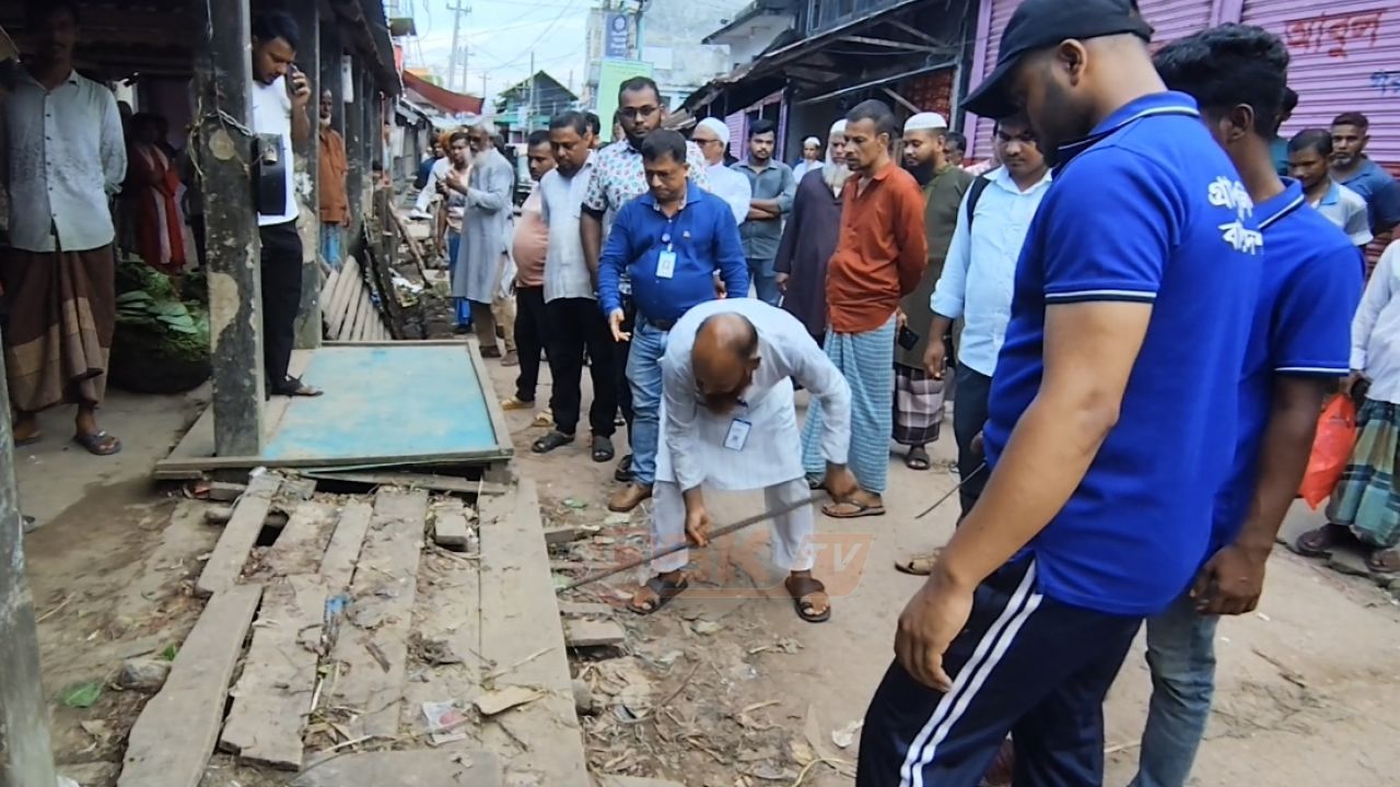 জিয়ানগরের পাড়েরহাট বাজারে উচ্ছেদ হলো সড়ক দখল করে রাখা অবৈধ চৌকি-টুল