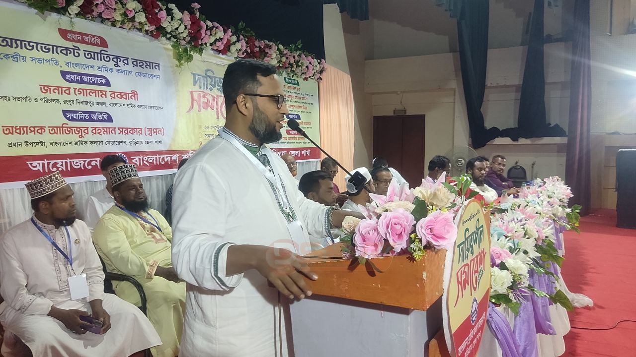  ফ্যামিলি কার্ডের কথা বলে, সরকার  মুলা ঝুলিয়ে নিত্যপণ্যের দাম বাড়িয়ে দিচ্ছে। 