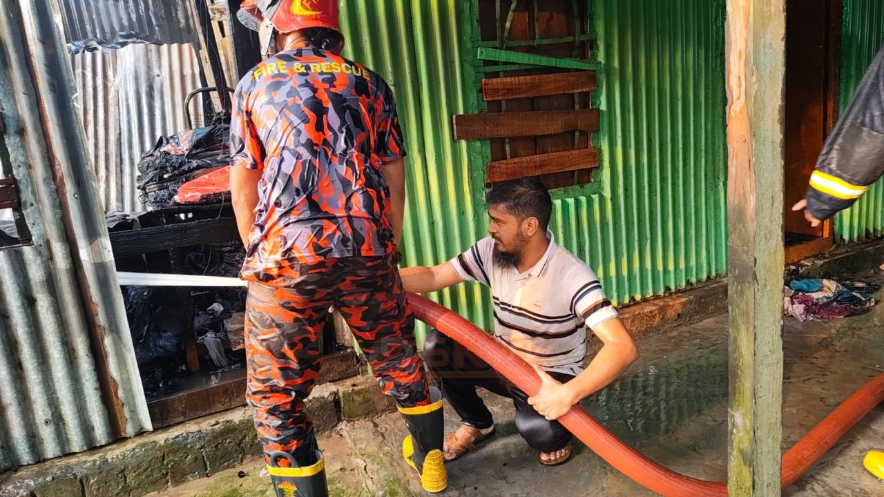 ব্লু বার্ড কিন্ডারগার্টেনে আগুন, ফায়ার সার্ভিসকে সহযোগিতায় যুবদল নেতা মীর মোশাররফ