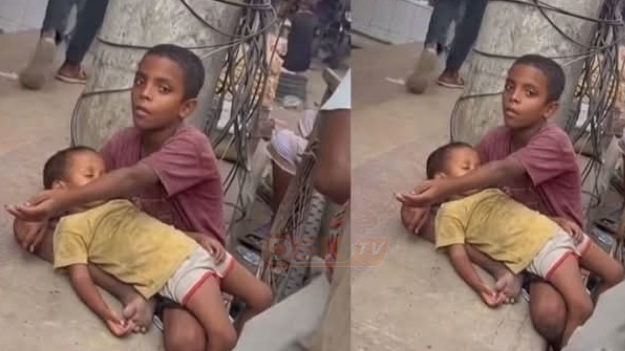 বাবা নেই, মায়েরও সামর্থ্য নেই—ফুটপাতেই ভাই-বোনের দিন-রাত