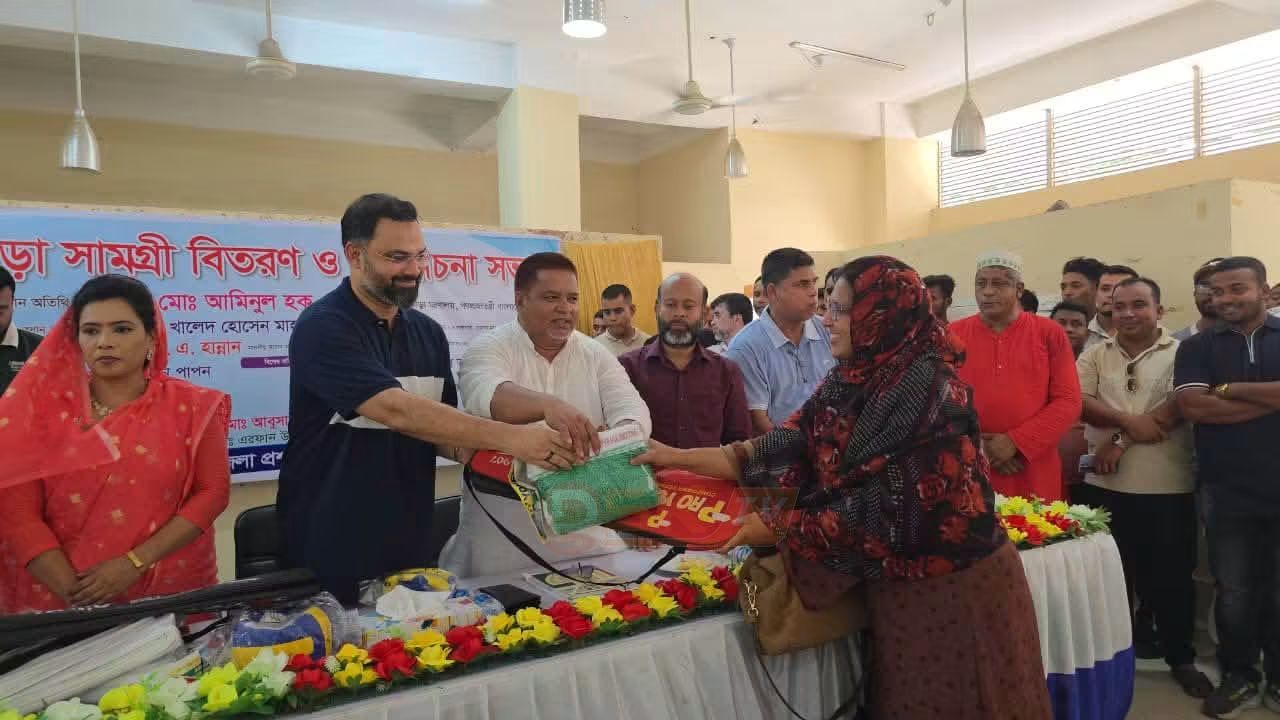 ব্রাহ্মণবাড়িয়ায় শিক্ষার্থীদের মাঝে ক্রীড়া সামগ্রী বিতরণ: প্রধান অতিথি যুব ও ক্রীড়া প্রতিমন্ত্রী