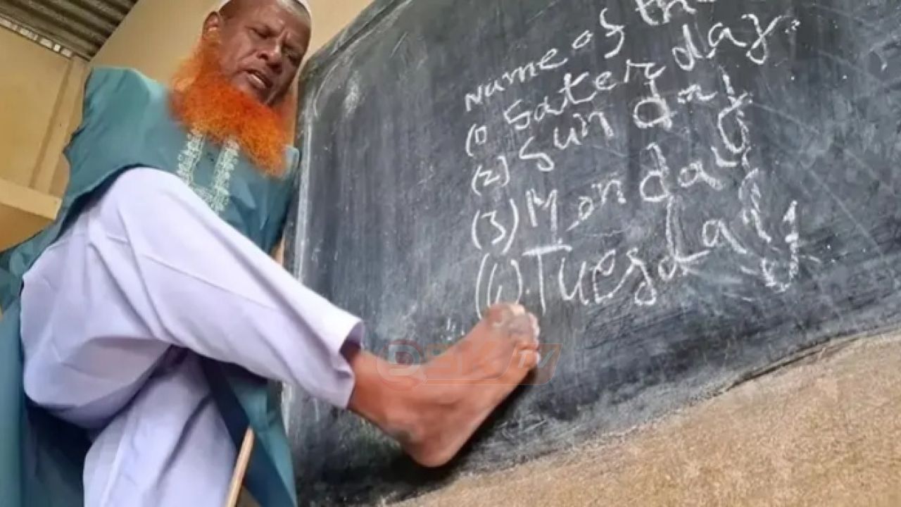 হাত নেই, তবুও থেমে নেই—পা দিয়ে ১৪৫ শিশুকে পড়ান আলতাফ হোসেন