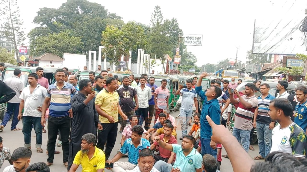 কুড়িগ্রামে সিএনজি চালক ও মালিক সমিতির সড়ক অবরোধ: দাবি না মানলে কঠোর আন্দোলনের হুঁশিয়ারি